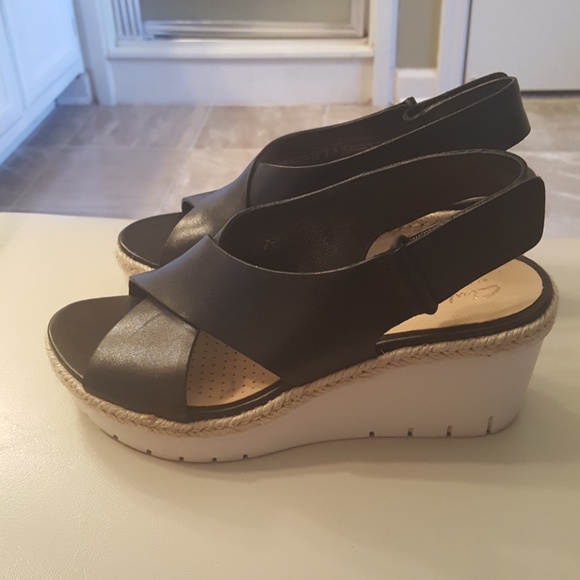 Sandals - Picture 1 of 3